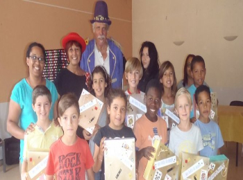 Kobel le Magicien et Zitra entourés des apprentis illusionistes Atelier magie à Bessèges